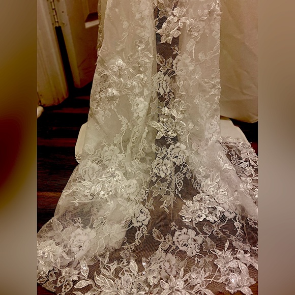 Beautiful wedding dress with a lovely train. - Picture 8 of 11